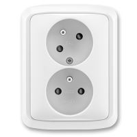 ABB TANGO 5513A-C02357 B ZÁSUVKA DVOJNÁSOBNÁ S OCHR. KOLÍKY S CLONKAMI S NATOČENOU DUTINOU BÍLÁ