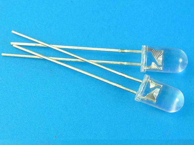 LED dioda žlutá 5mm, kulatá supersvítivá OSY5PMA5A